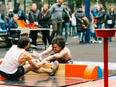 Праздничный турнир по мас-рестлингу провели в День Победы на ВДНХ в Москве