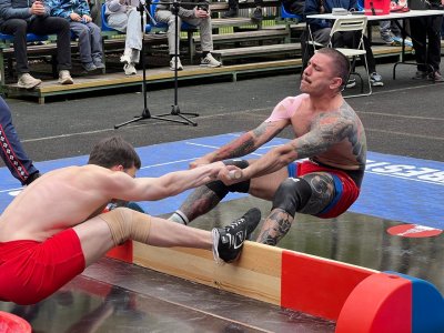 Праздничный турнир по мас-рестлингу провели в День Победы на ВДНХ в Москве