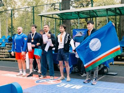 Праздничный турнир по мас-рестлингу провели в День Победы на ВДНХ в Москве