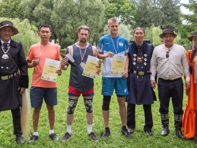 Традиционные соревнования по мас-рестлингу прошли на Ысыахе в Санкт-Петербурге