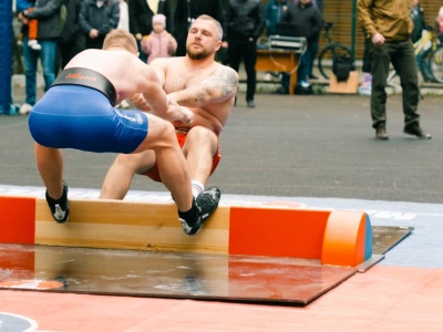Праздничный турнир по мас-рестлингу провели в День Победы на ВДНХ в Москве