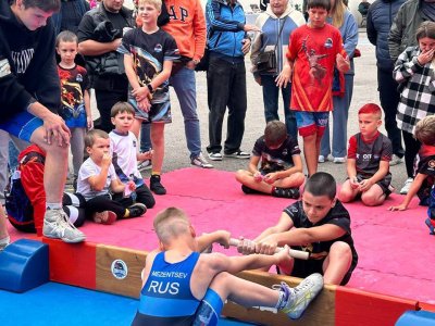 В Яхроме прошли соревнования по мас-рестлингу среди юношей до 16 лет