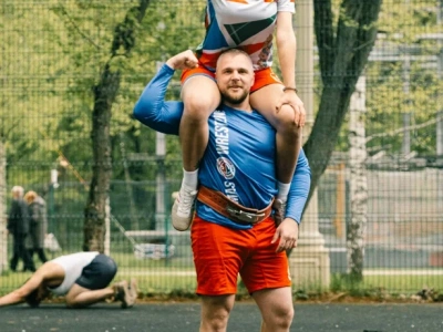 Праздничный турнир по мас-рестлингу провели в День Победы на ВДНХ в Москве