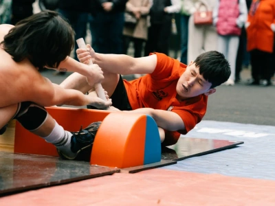 Праздничный турнир по мас-рестлингу провели в День Победы на ВДНХ в Москве