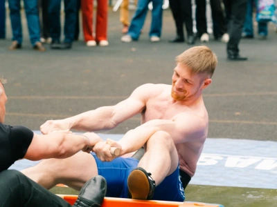 Праздничный турнир по мас-рестлингу провели в День Победы на ВДНХ в Москве