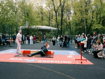 Праздничный турнир по мас-рестлингу провели в День Победы на ВДНХ в Москве