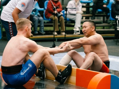 Праздничный турнир по мас-рестлингу провели в День Победы на ВДНХ в Москве