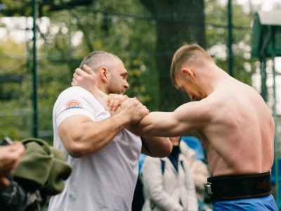 Праздничный турнир по мас-рестлингу провели в День Победы на ВДНХ в Москве