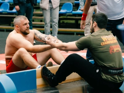 Праздничный турнир по мас-рестлингу провели в День Победы на ВДНХ в Москве