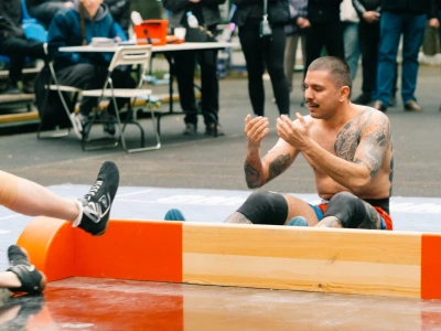 Праздничный турнир по мас-рестлингу провели в День Победы на ВДНХ в Москве