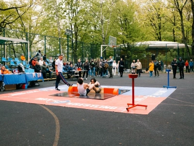 Праздничный турнир по мас-рестлингу провели в День Победы на ВДНХ в Москве