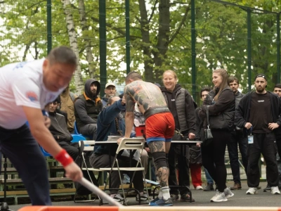 Праздничный турнир по мас-рестлингу провели в День Победы на ВДНХ в Москве