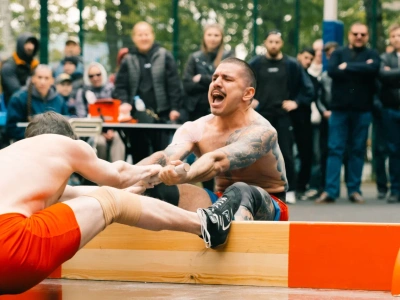 Праздничный турнир по мас-рестлингу провели в День Победы на ВДНХ в Москве