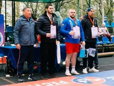 Праздничный турнир по мас-рестлингу провели в День Победы на ВДНХ в Москве