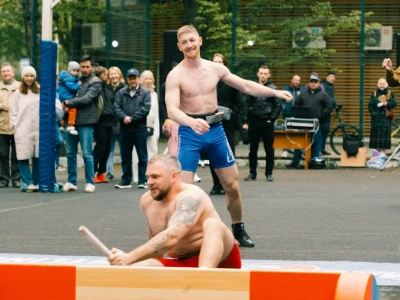 Праздничный турнир по мас-рестлингу провели в День Победы на ВДНХ в Москве